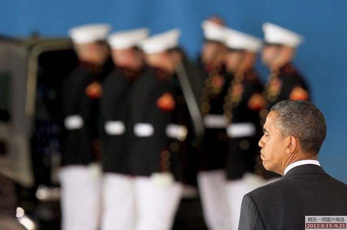 Tổng thống Mỹ Barack Obama đến căn cứ Không quân Adnrews đón thi hài bốn nhà ngoại giao bị giết hại tại đại sứ quán Mỹ ở Libya về nước